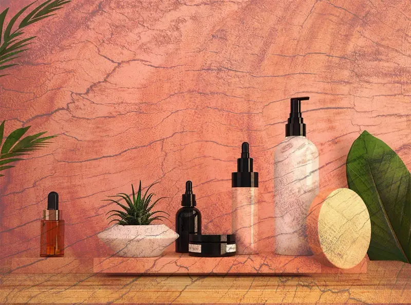 Haarverzorgingsproducten op een plank met planten