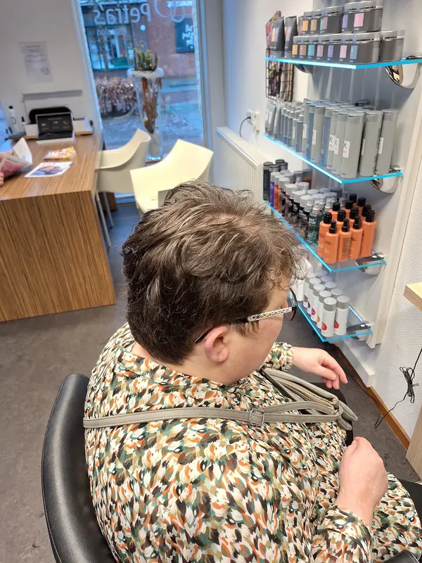 Klant in de stoel in de salon